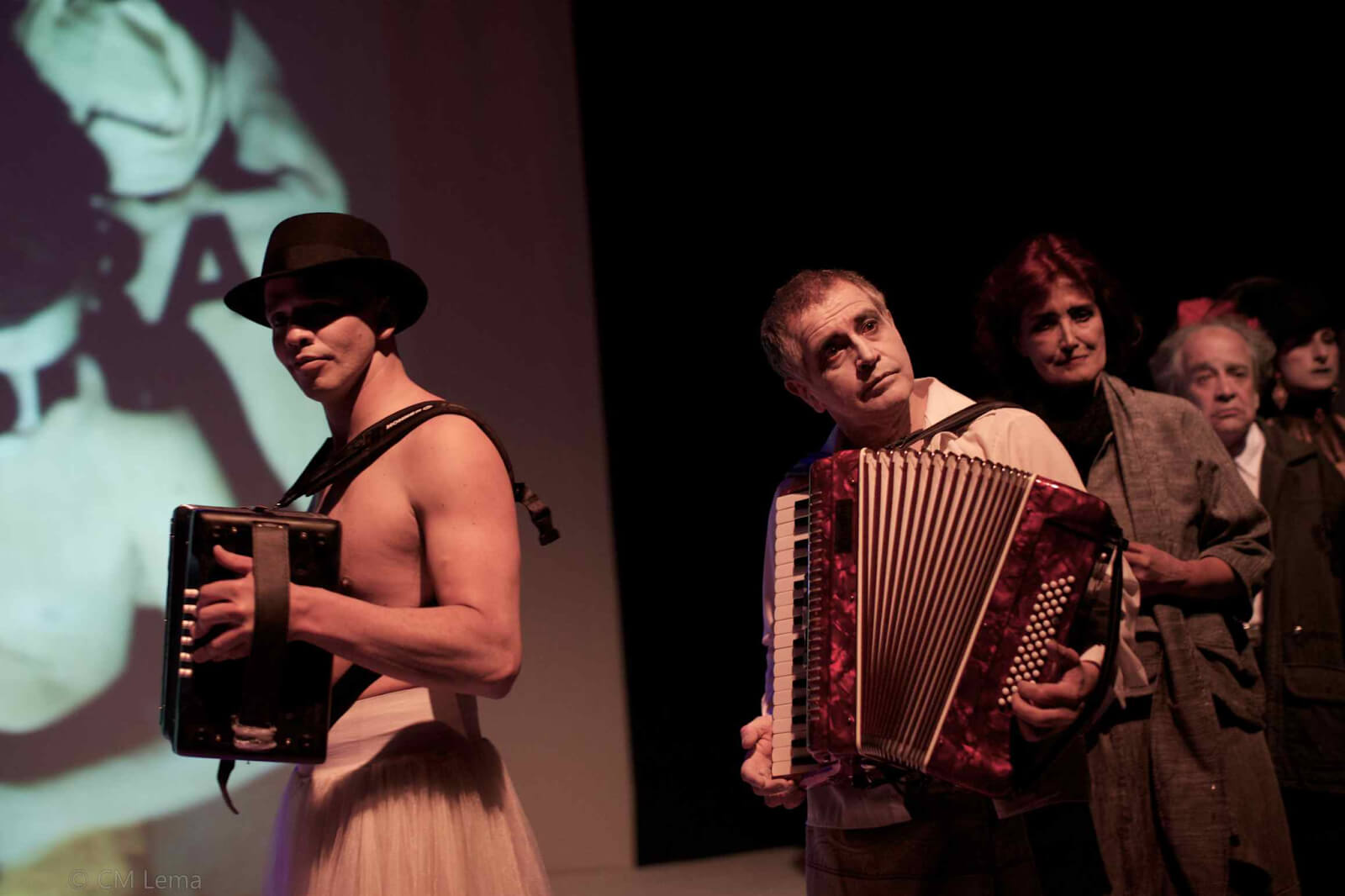 Actores en escena con acordeones