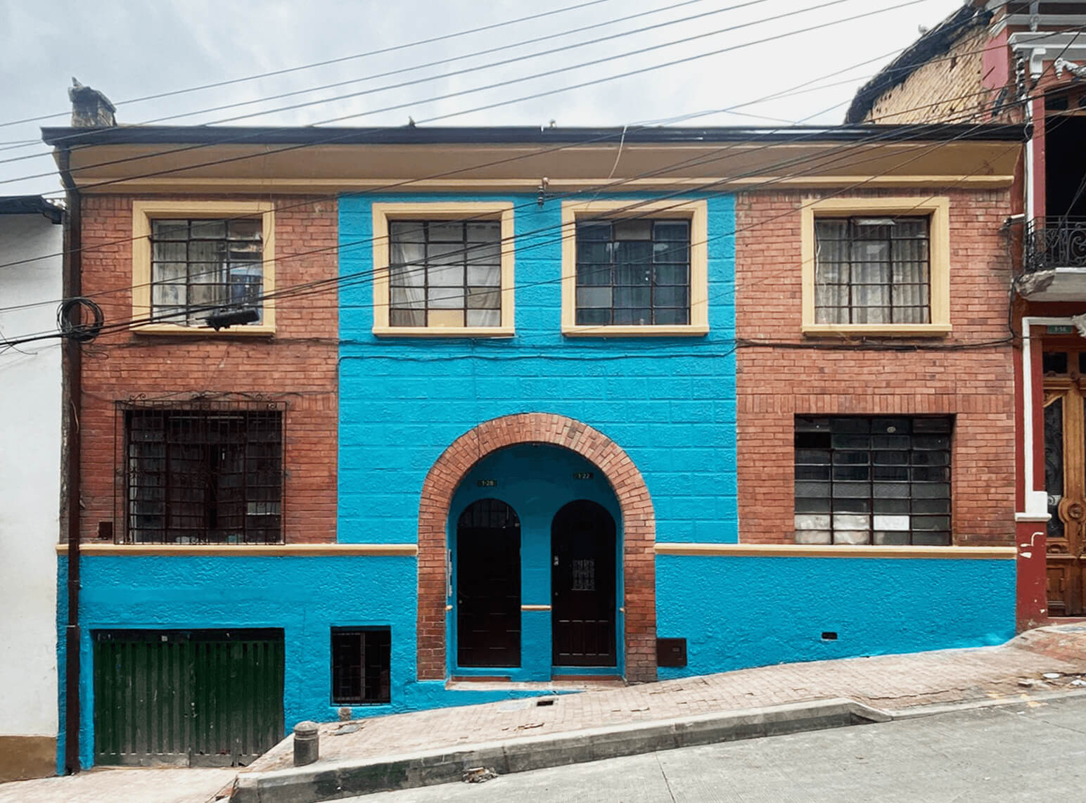 Fachada de casa en el Centro Histórico La Candelaria, Barrio Egipto, después de ser intervenido