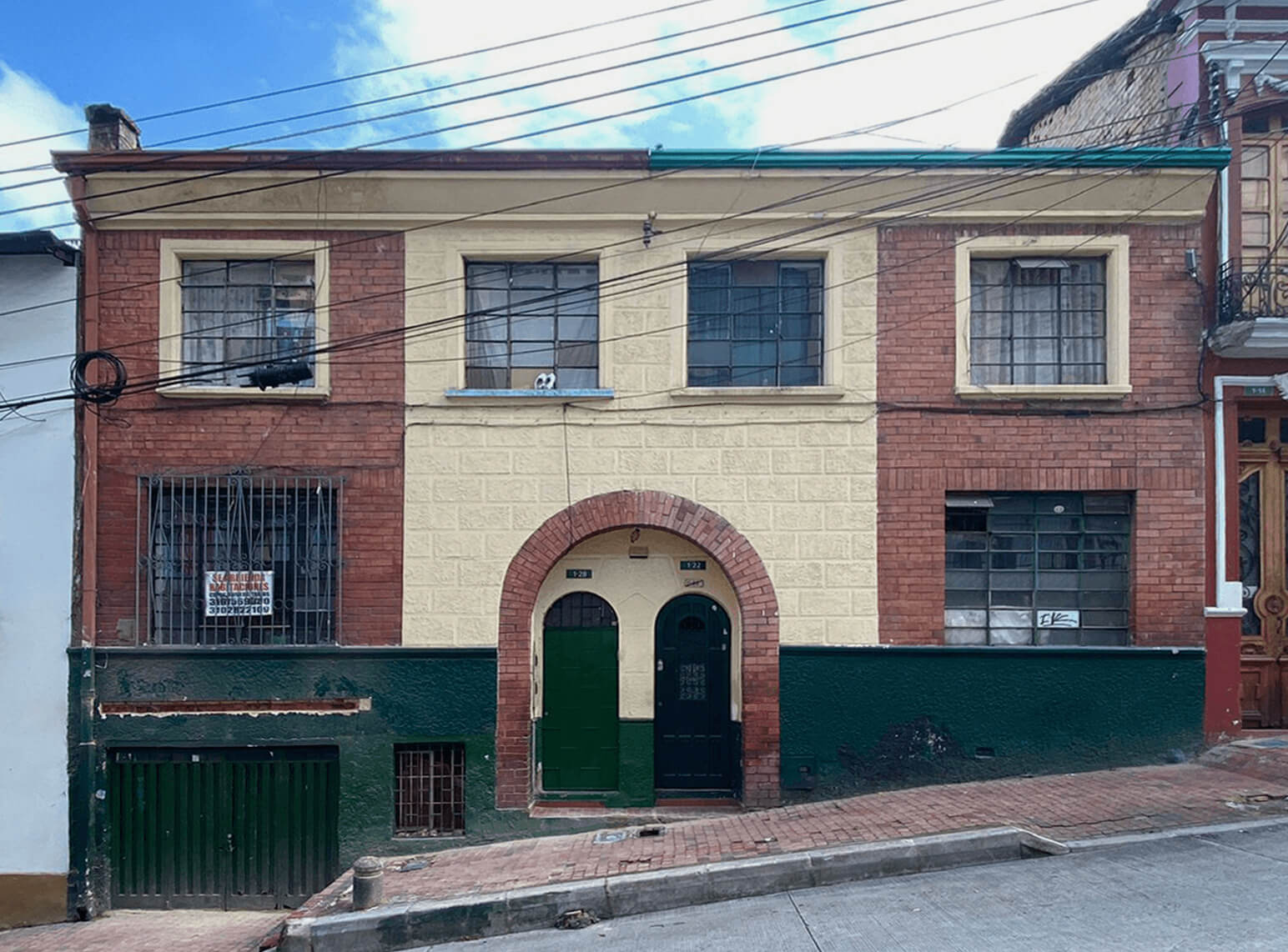 Fachada de casa en el Centro Histórico La Candelaria, Barrio Egipto, antes de ser intervenida