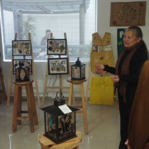 Mujer expone arte en la exposición del proyecto Amoratorio de Creación