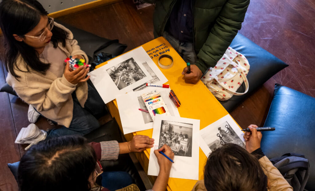 Mujeres participando del taller Mujeres en la página