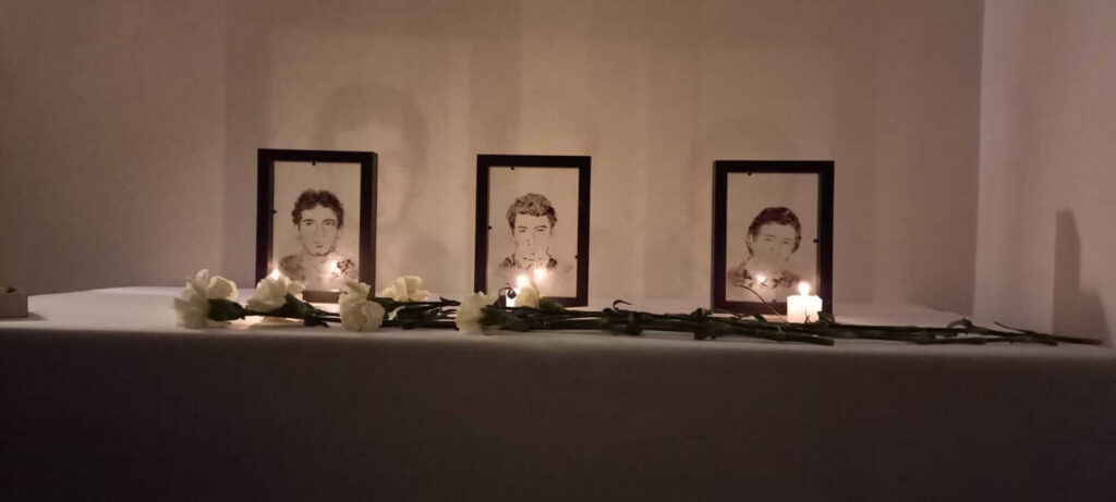 Tres imagenes de hombres con flores y velas al frente