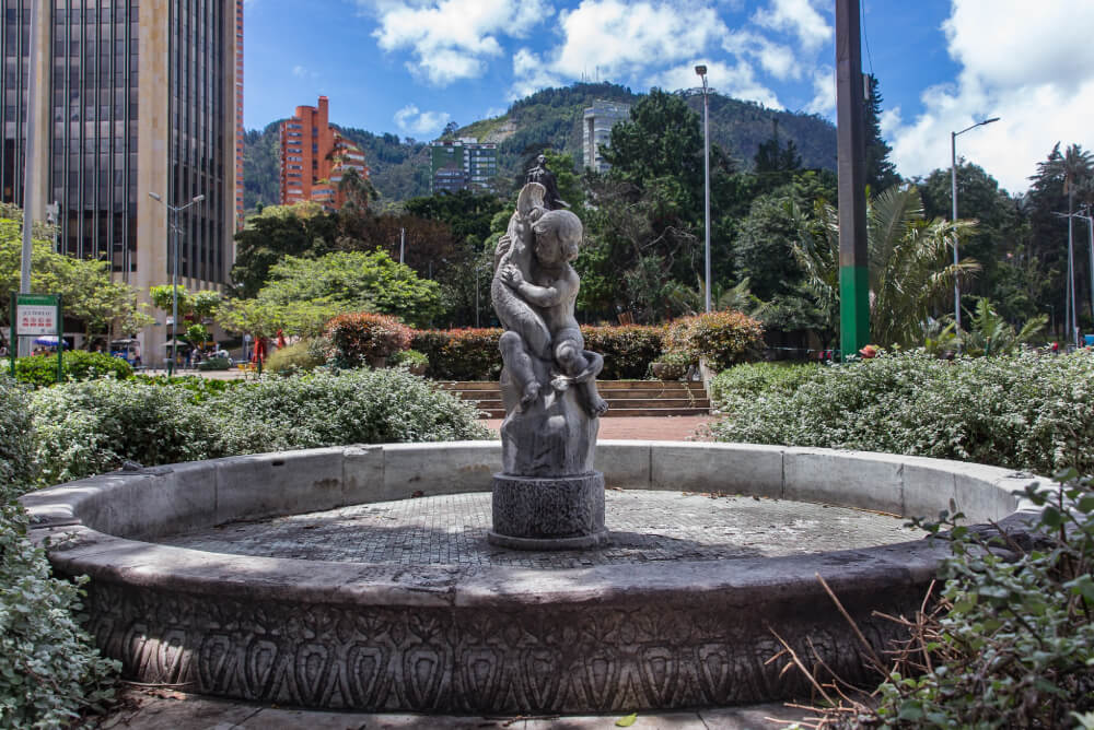 Fuente de niño abrazando un delfín