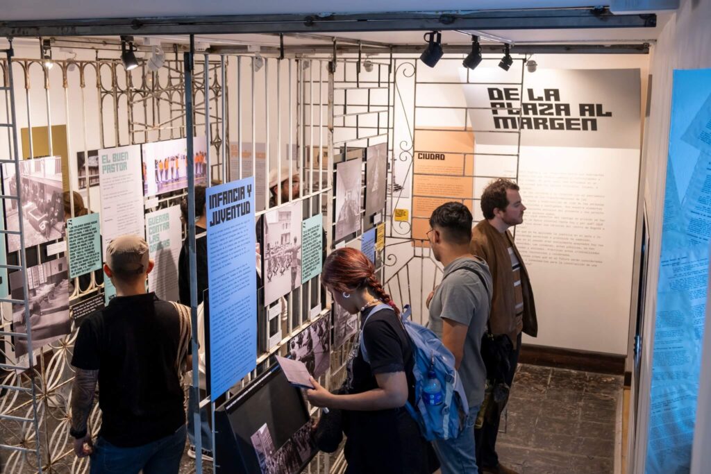Personas visitando la exposición pabellón libertad del Museo de Bogotá