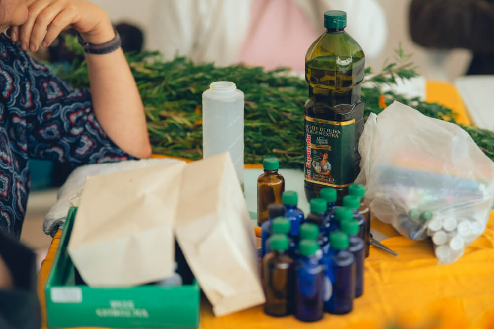 Aceites y plantas sobre una mesa en el san juan de dios
