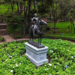Empresa Metro hace entrega a Bogotá de la escultura ecuestre de Simón Bolívar en el parque de La Independencia