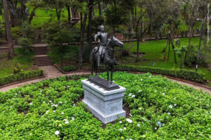 Empresa Metro hace entrega a Bogotá de la escultura ecuestre de Simón Bolívar en el parque de La Independencia