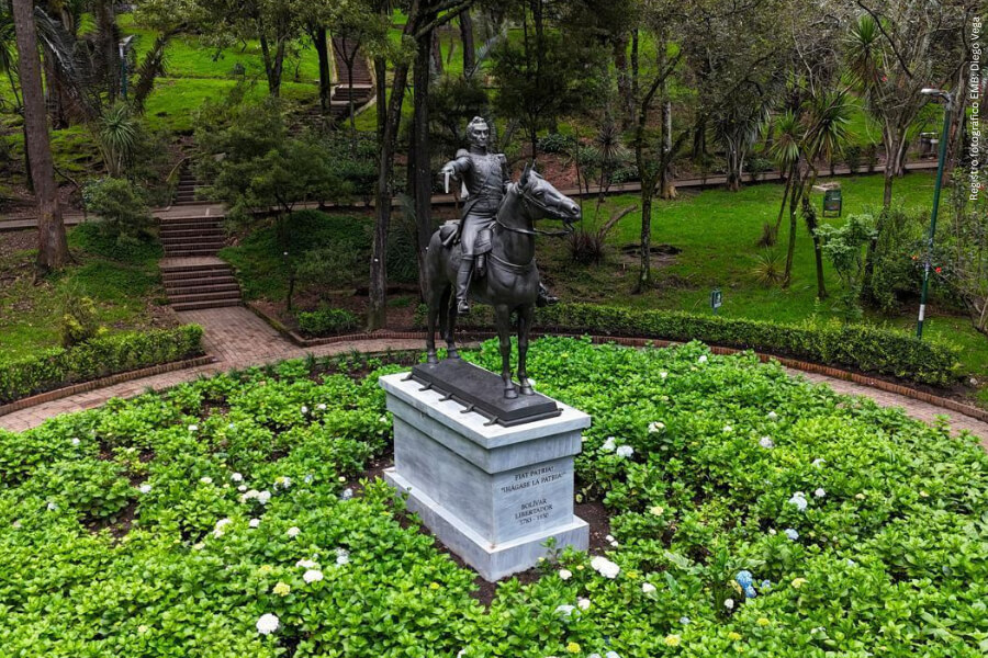 Empresa Metro hace entrega a Bogotá de la escultura ecuestre de Simón Bolívar en el parque de La Independencia
