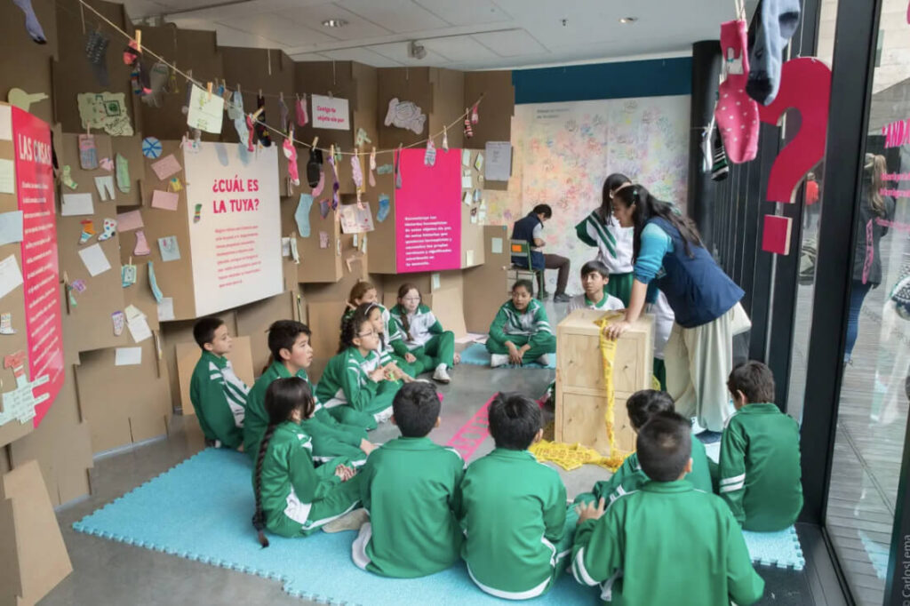 Profesora dirigiendose a niños