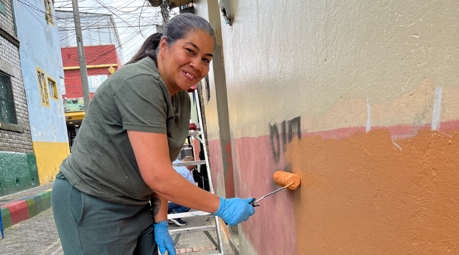 Jornada de enlucimiento de fachadas en el barrio Belén