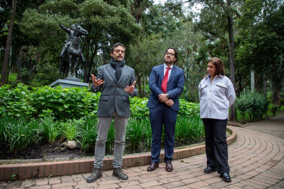 Eduardo Mazuera - IDPC. Juan Pablo Orozco - AsoSandiego y Amalia Muñoz - Metro, frente a escultura del Bolívar ecuestre