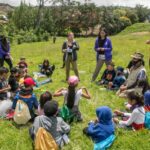 Grupo de niños con Profesora durante evento de arqueologia