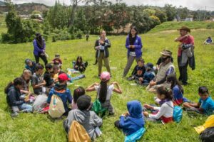 Grupo de niños con Profesora durante evento de arqueologia