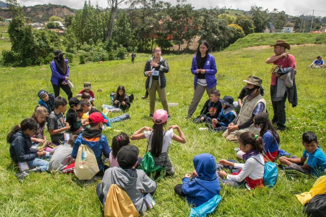 Grupo de niños con Profesora durante evento de arqueologia