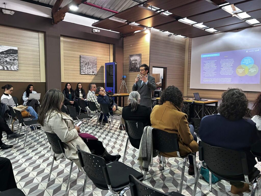 Eduardo Mazuera, director del IDPC hablando al publico asistente de la rendición de cuentas