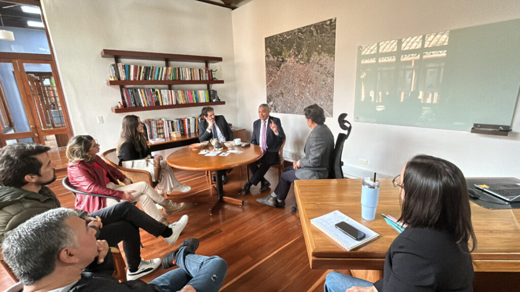Arqueólogo egipcio Shaaban Abdel-Gawad conversando con el equipo del IDPC