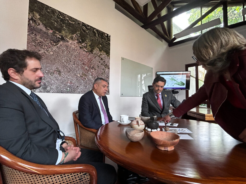 Equipo del IDPC conversa con el arqueólogo egipcio Shaaban Abdel-Gawad