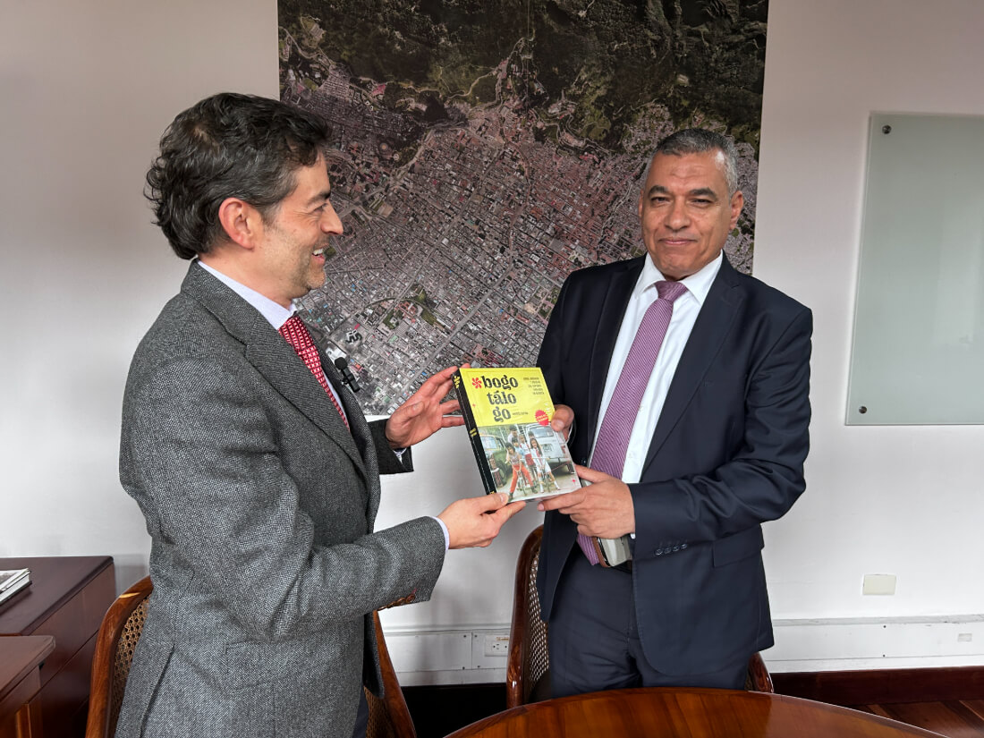 Eduardo Mazuera le entrega el bogotálogo al arqueólogo Shaaban Abdel-Gawad