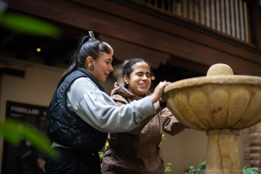 Mujeres sienten la fuente del museo de bogotá con sus manos
