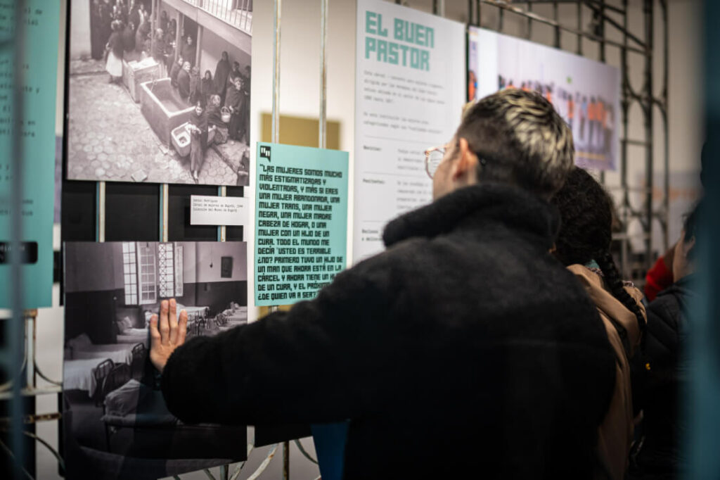 Personas interactuan con sus manos con elementos de la exposición de pabellón libertad