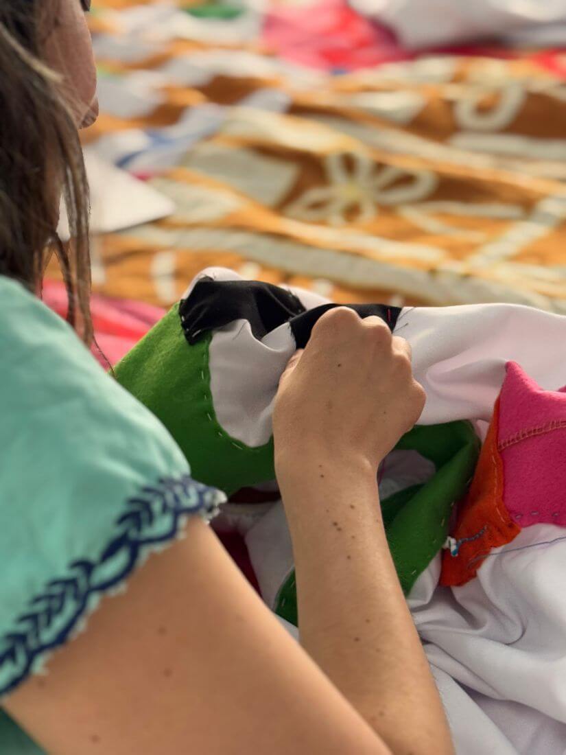 Mujer bordando