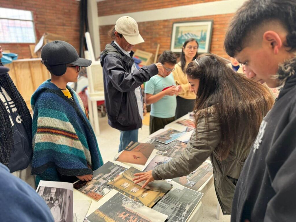 Niños y adultos participan de las actividades.