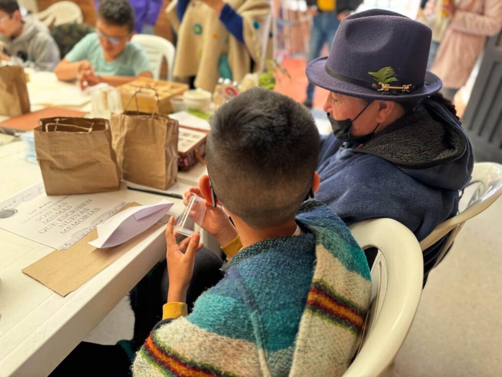 Niño con un frasco en la mano participa de la actividad de recuerdo vivo del San Juan