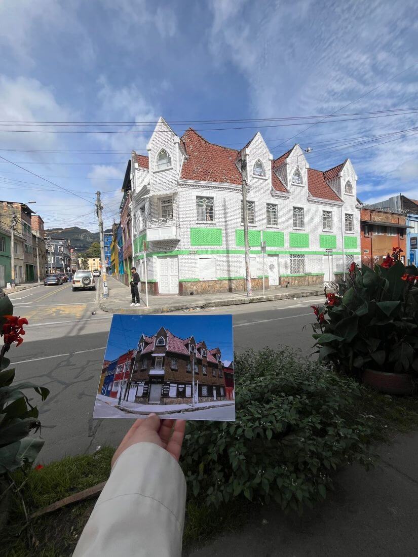 Edificio del Barrio Eduardo Santos al fondo, en primer plano una mano sostiene la foto del edificio en versión antigua.