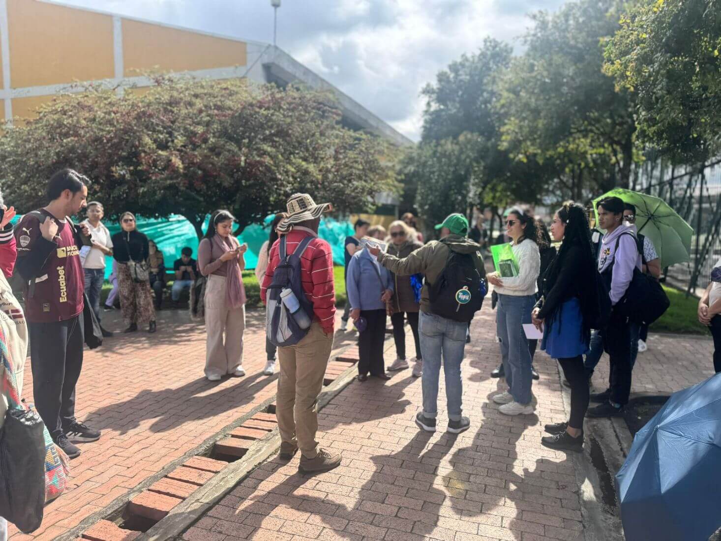 Personas reunidas en recorrido por el barrio.