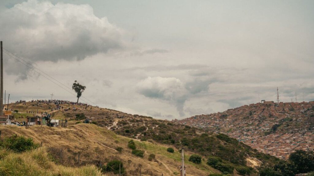 Vista del palo del ahorcado y el predio