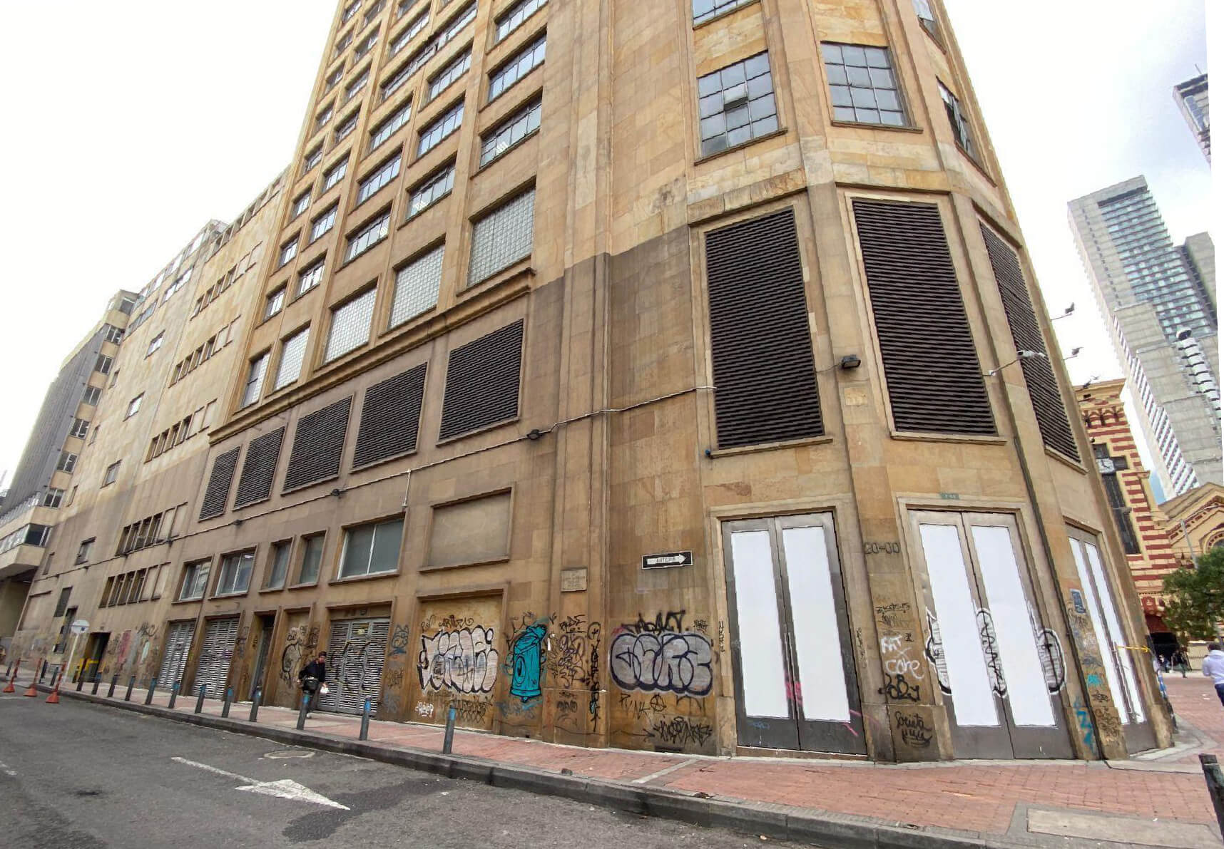 3-antes Otro lado de la Fachada de laKr. 7 N.° 20-65 antes de ser intervenida