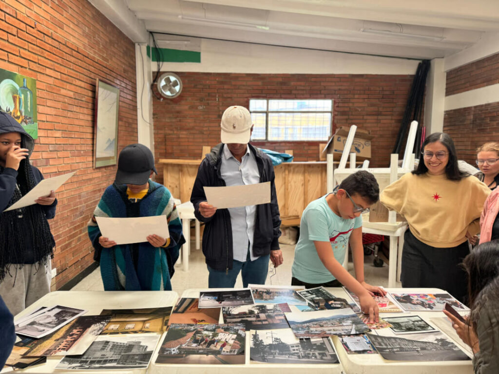 personas participan del laboratorio en el barrio eduardo santos