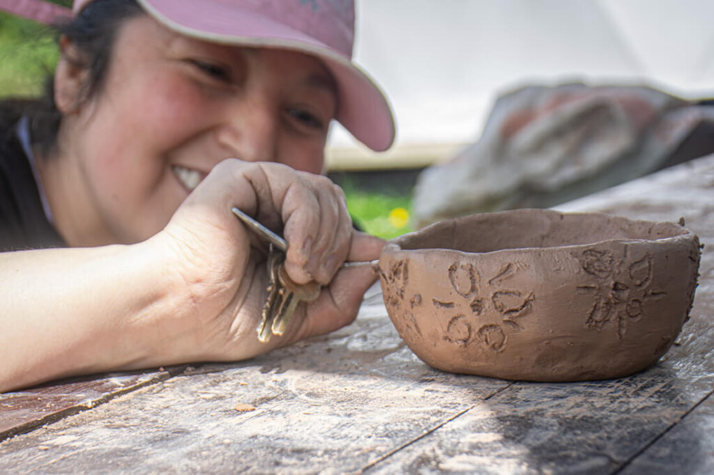 Mujer realizando cerámica