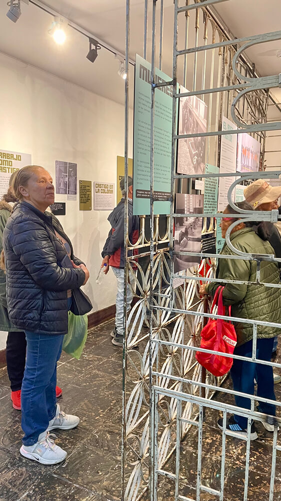 Grupo de personas observa la exposición de pabellon libertad