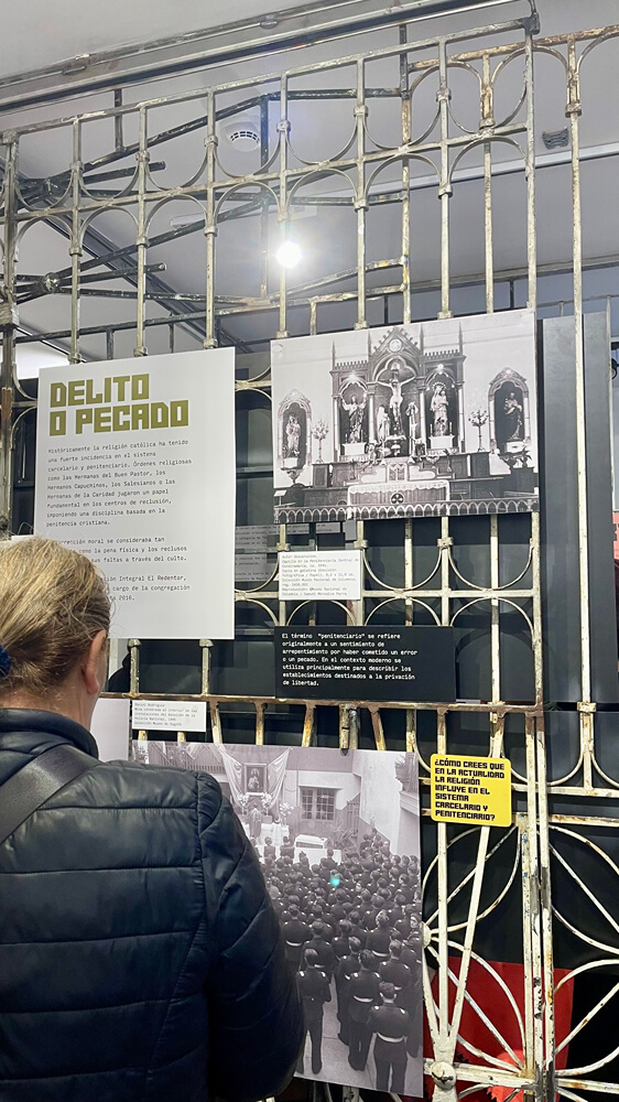 Persona leyendo relatos en la exposición de pabellón libertad