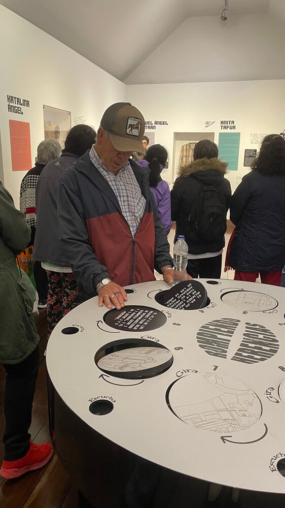 Hombre observa exposición de pabellón libertad