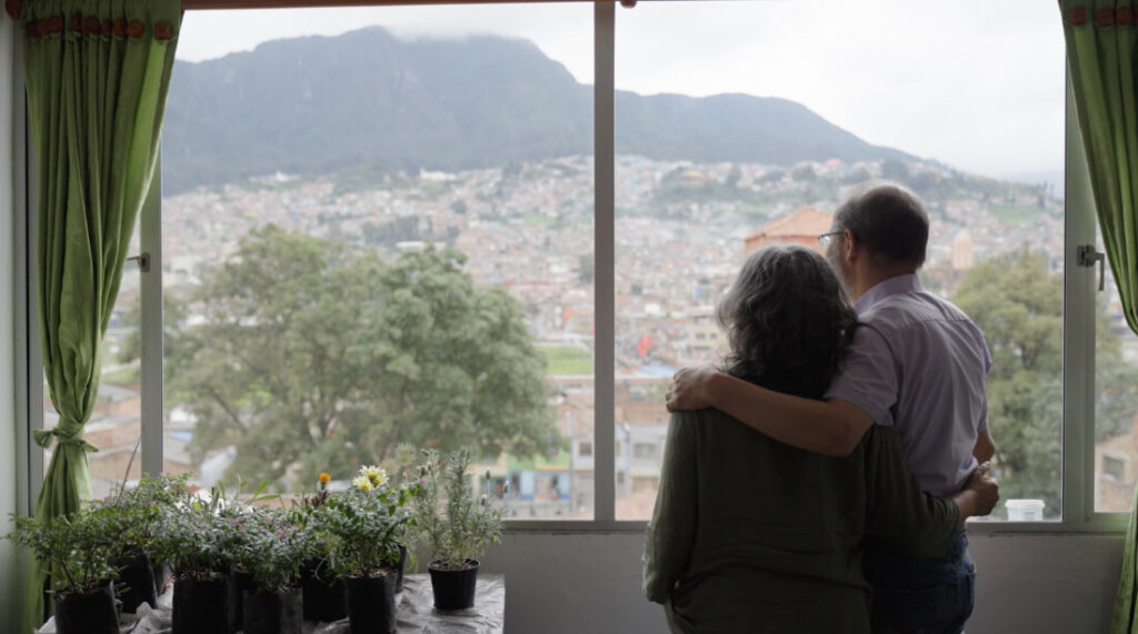 Pareja mira por la ventana al barrio san bernardo