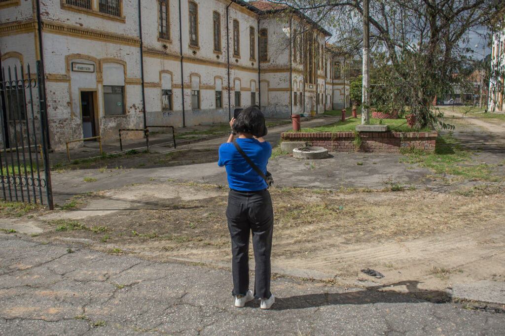 Mujer toma foto en el San juan de Dios