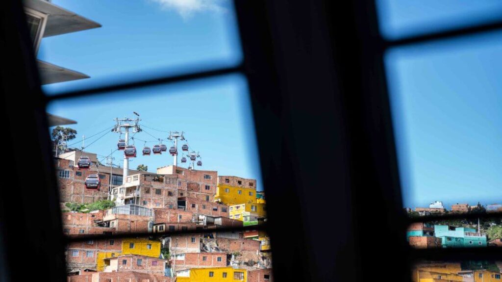 Vista de ciudad bolivar y el transmicable desde un a cabina