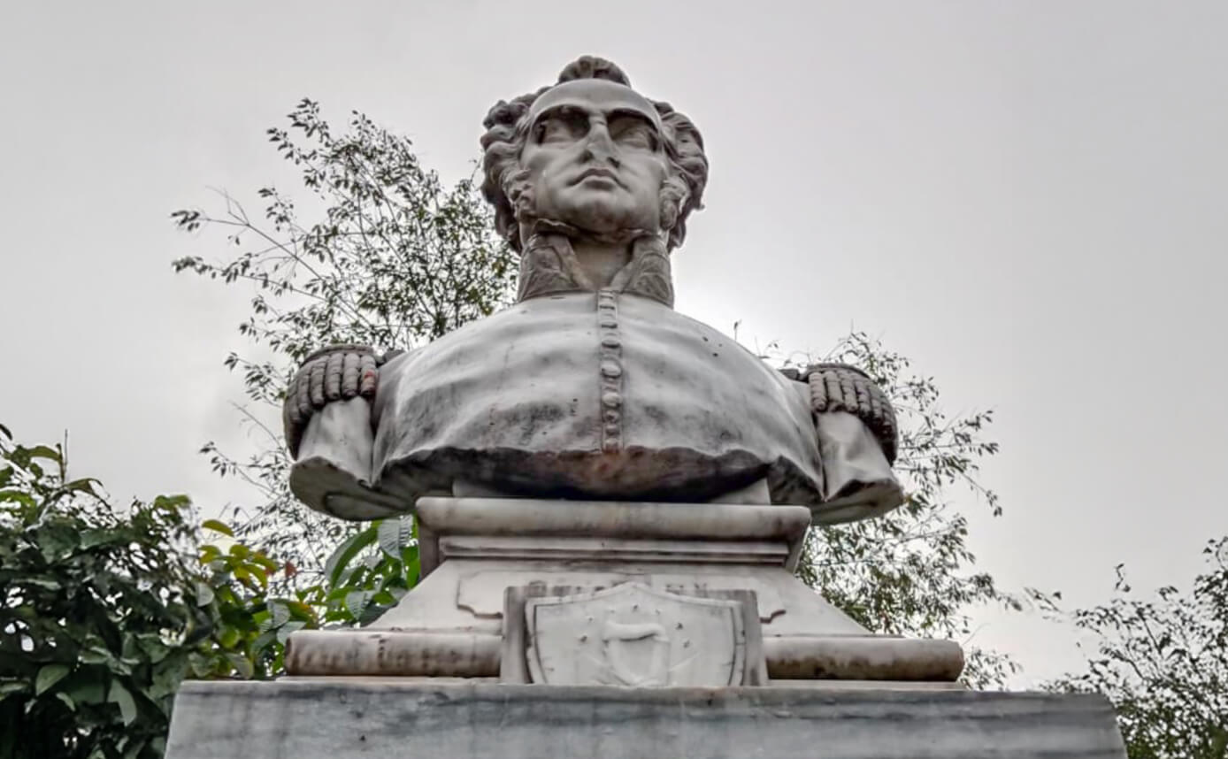 monumento al General O’leary sin nariz antes de ser intervenido