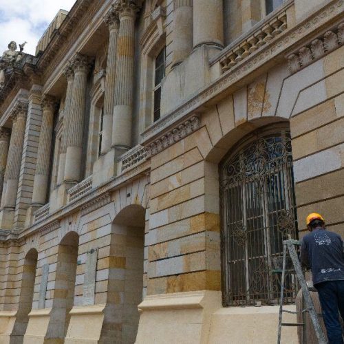 Integrante de la brigada de intervención al patrimonio trabajando en la limpieza de la fachada del Palacio San Francisco