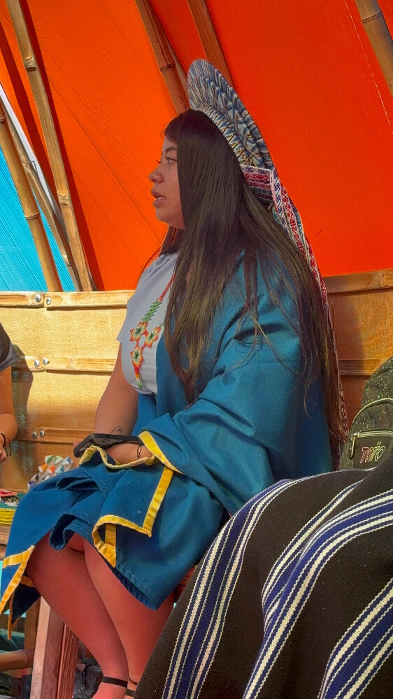 Mujer asistente Círculo de la Palabra con los pueblo yanacona y del pueblo inga