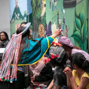 Mujer participando de celebración