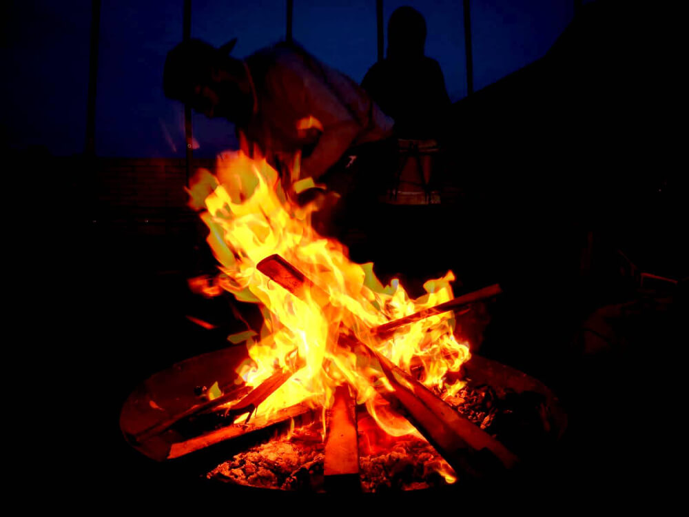 Fuego encendido en celebracion