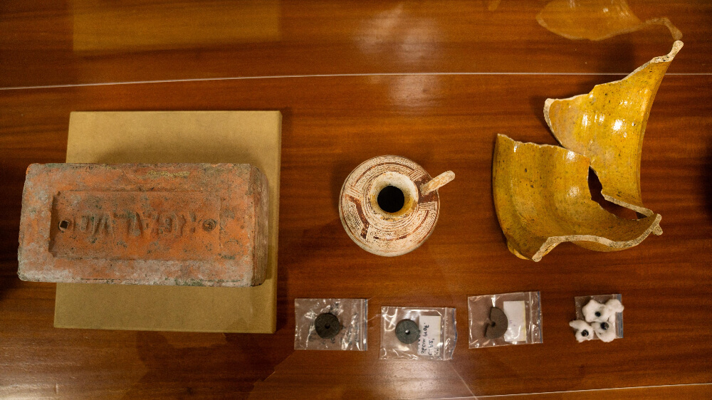 objetos arqueológicos recuperados en diferentes excavaciones de la ciudad
