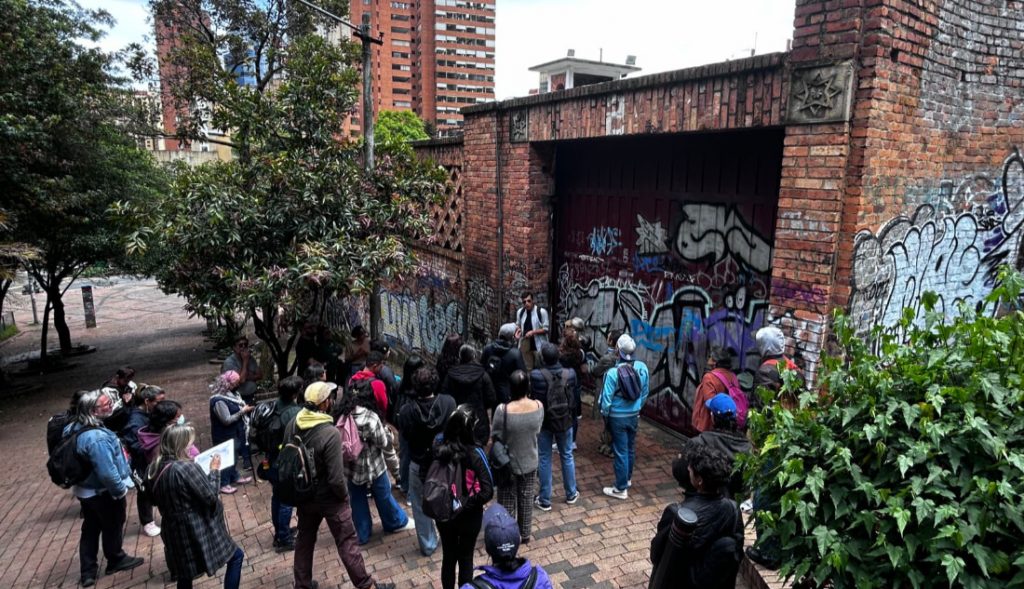 Personas en el recorrido La presencia del ladrillo el 12 de septiembre