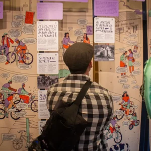 Hombre de espaldas viendo la exposicion de rodar juntas en el museo de bogotá