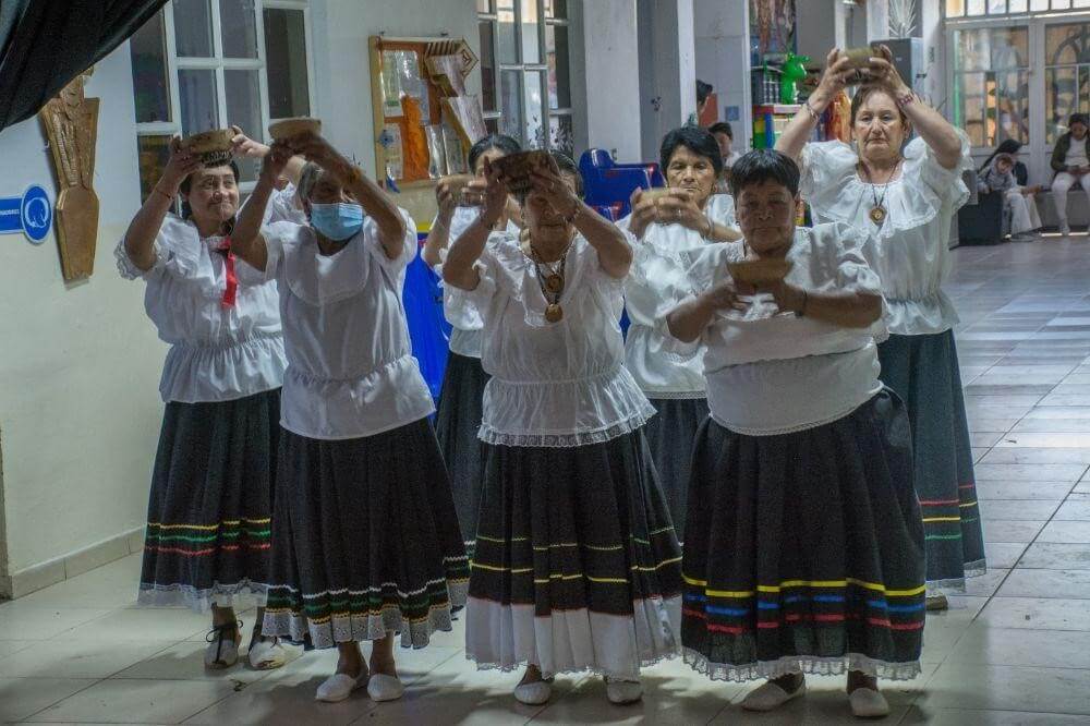 Mujeres con trajes tradicionales bailan durante el festival Jizca Chia Zhue.