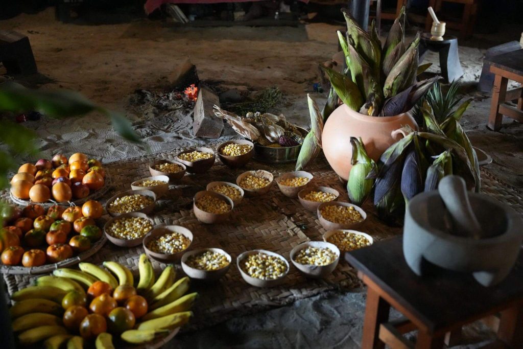 Varios cuencos de frutas y verduras, exhibidos en el festival Jizca Chia Zhue.
