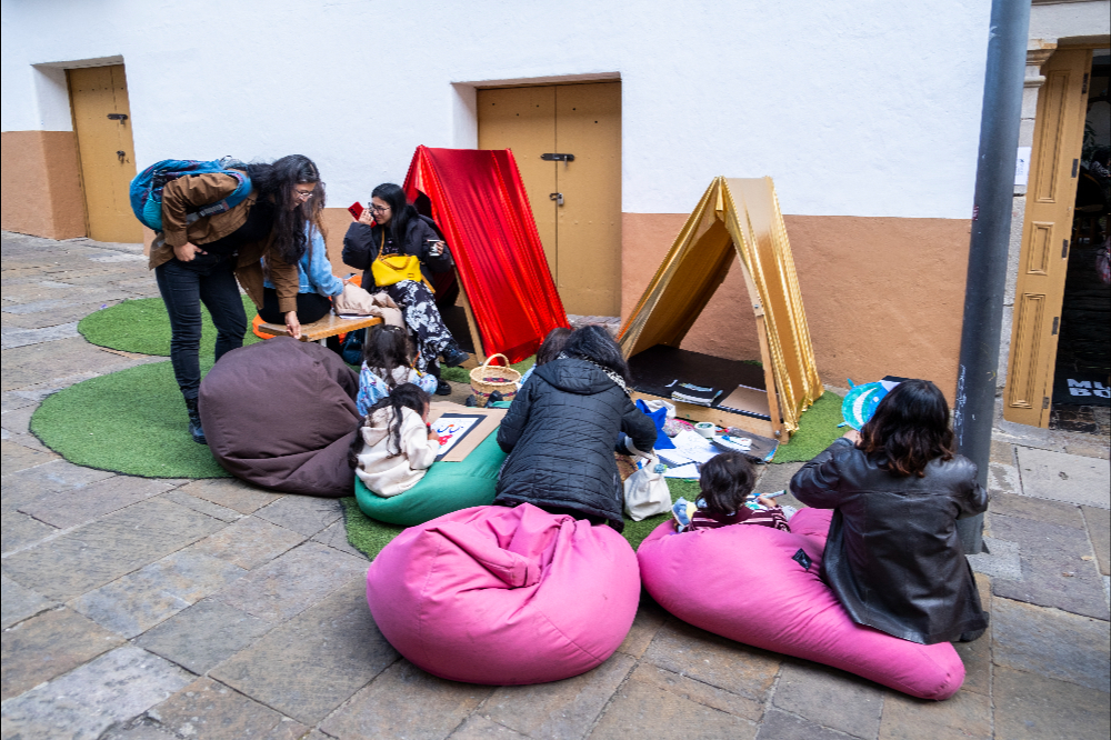 Niños dibujan afuera del museo de bogotá durante el cumpleaños del museo